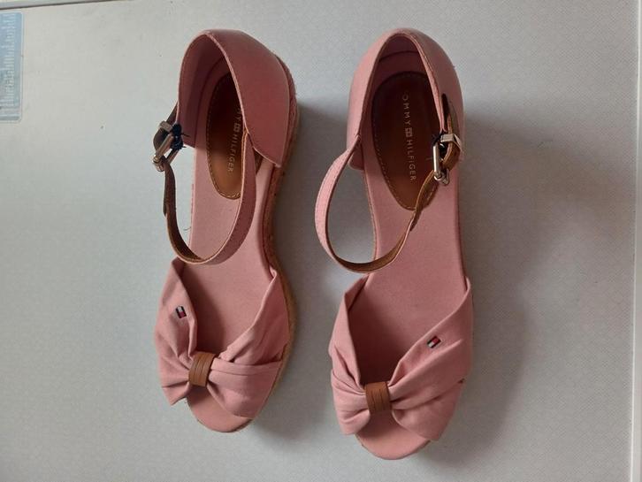 Tommy Hilfiger dames sleehak ZGAN maat 39, Kleding | Dames, Schoenen, Zo goed als nieuw, Sneakers of Gympen, Ophalen of Verzenden