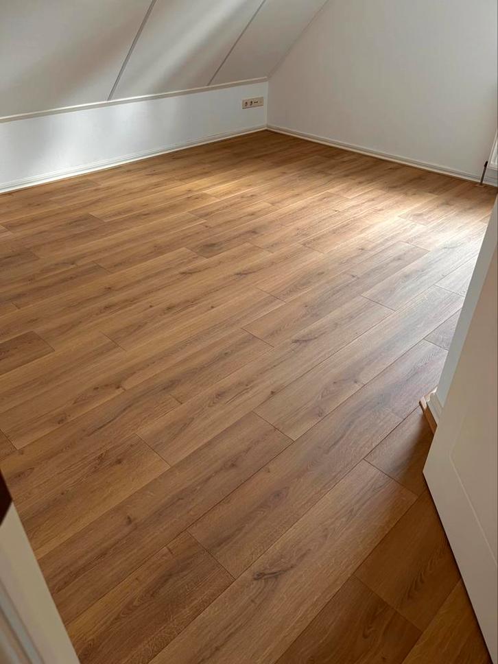 Vloeren leggen laminaat, pvc en plinten, Doe-het-zelf en Verbouw, Vloerdelen en Plavuizen, Zo goed als nieuw, Laminaat, 50 tot 150 cm