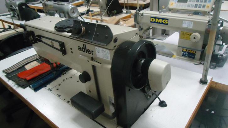 Industrie Naaimachine Adler 3 Voudig Transport Kettingsteek, Hobby en Vrije tijd, Naaimachines en Toebehoren, Gebruikt, Naaimachine
