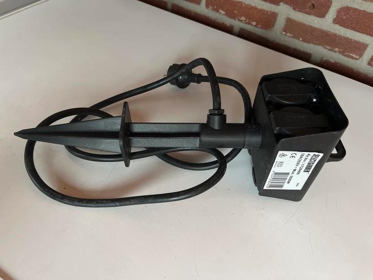 Stroomverdeler op grondpin - 4 voudig, Doe-het-zelf en Verbouw, Elektra en Kabels, Zo goed als nieuw, Stopcontact, Ophalen of Verzenden