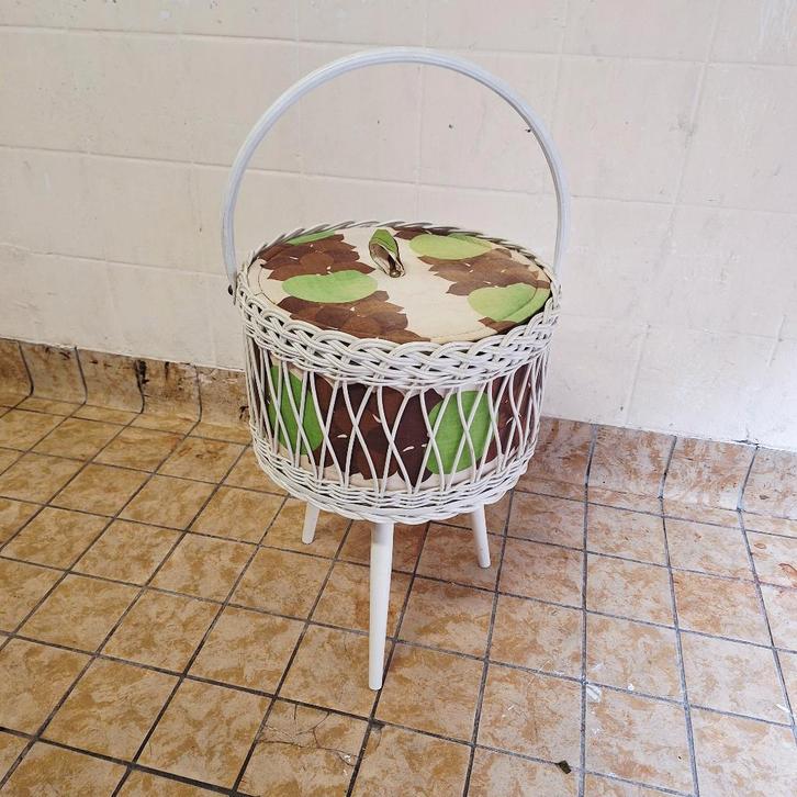 Vintage / Retro Naaimandje / Naaidoos op Poten, Hobby en Vrije tijd, Naaien en Fournituren, Gebruikt, Overige typen, Ophalen