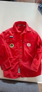 Scoutfit Rode Blouse Maat 134 met Emblemen, Verzamelen, Scouting, Ophalen of Verzenden, Gebruikt, Kleding
