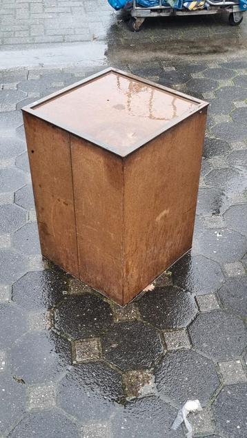 Mooie grote  sokkel 60cm 40 cm 40 cm. beschikbaar voor biedingen