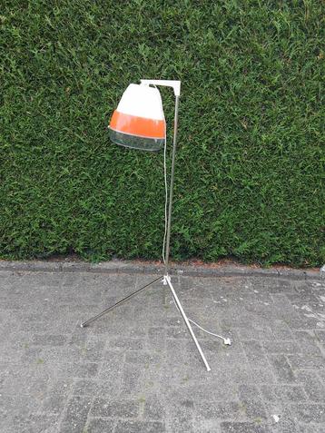 Vintage vloerlamp,  gemaakt van een oude droogkap  beschikbaar voor biedingen