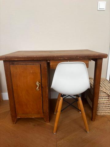 Kinder Bureau Hout incl Stoel & Doing Goods Knoppen beschikbaar voor biedingen