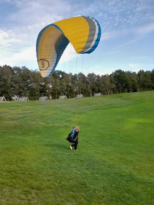 Paraglidingset voor beginner dame of lichtgewicht, Sport en Fitness, Zweefvliegen en Paragliding, Zo goed als nieuw, Complete paraglider