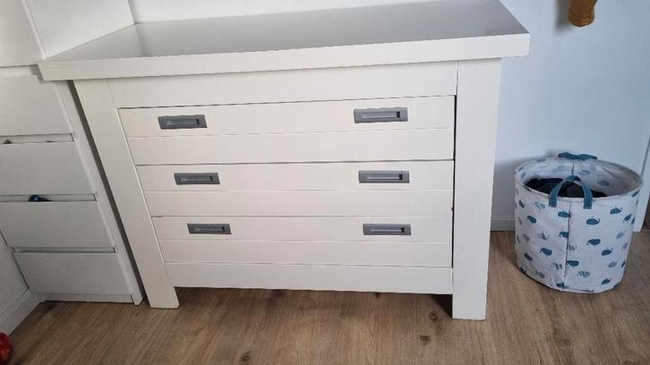 (Baby) Commode-wit met bijbehorende wandplank, Kinderen en Baby's, Kinderkamer | Commodes en Kasten, Gebruikt, Commode, 90 tot 105 cm