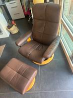 Unieke Stressless stoel met hocker in bruin leer, Huis en Inrichting, Ophalen, Zo goed als nieuw, 75 tot 100 cm, Leer