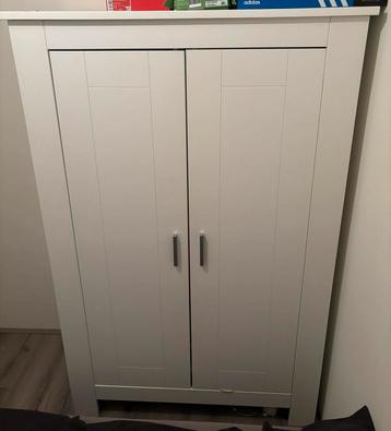 Witte kledingkast beschikbaar voor biedingen