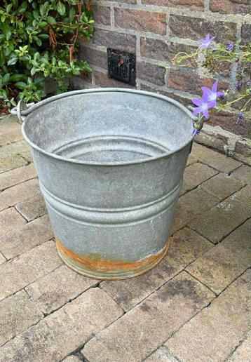 Brocante zinken emmer beschikbaar voor biedingen