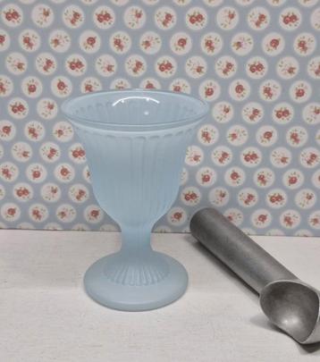 Lichtblauw gesatineerd glas ijscoupe,  4 beschikbaar  beschikbaar voor biedingen