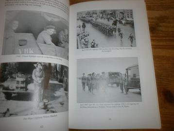 50 jaar vrouw in de koninklijke landmacht met oude fotos beschikbaar voor biedingen