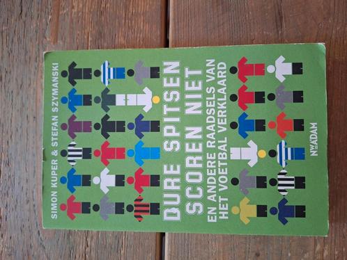 Stefan Szymanski - Dure spitsen scoren niet, Boeken, Sportboeken, Zo goed als nieuw, Balsport, Ophalen of Verzenden