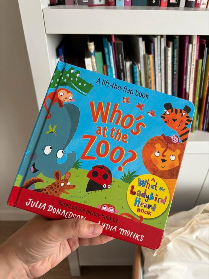 Who’s at the Zoo? – Julia Donaldson & Lydia Monks, Boeken, Kinderboeken | Baby's en Peuters, Gelezen, Ophalen of Verzenden