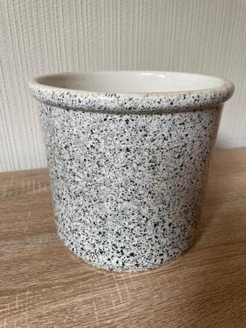 Zwart wit bewerkte Bloempot beschikbaar voor biedingen