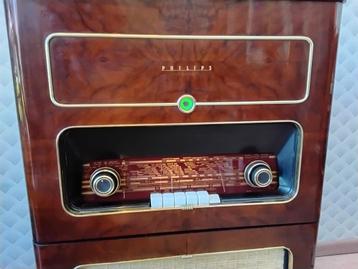 Prachtig gerestaureerd radiomeubel van Philips uit 1955 beschikbaar voor biedingen