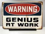 Warning Genius at Work wandbord (Old Look), Huis en Inrichting, Woonaccessoires | Tekstborden en Spreuken, Nieuw, Ophalen of Verzenden