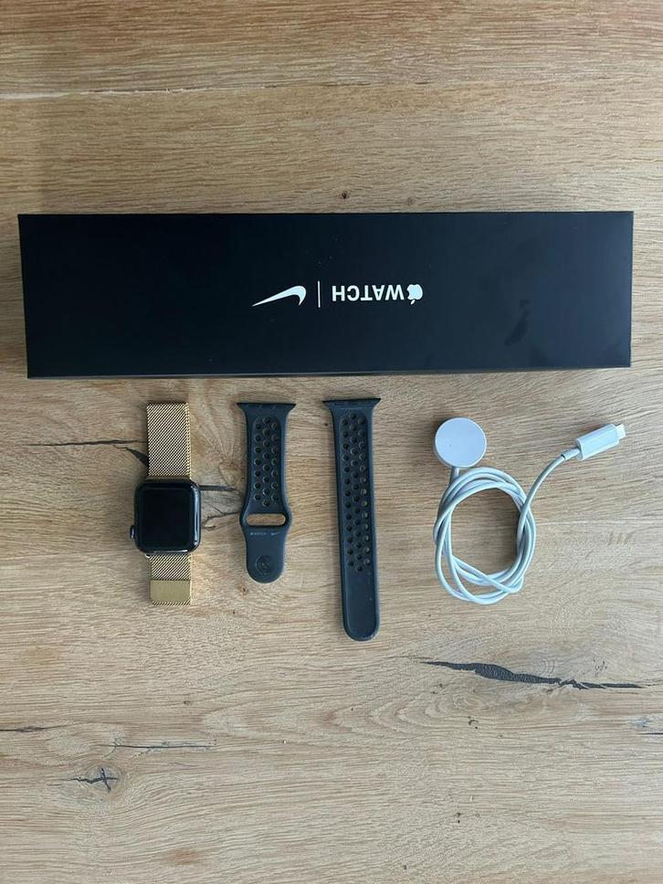 Apple Watch Nike SE 40 mm Space Gray Aluminum Case, Sieraden, Tassen en Uiterlijk, Smartwatches, Zo goed als nieuw, iOS, Zwart