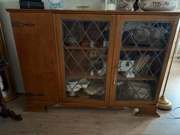 (Brocante) kast met dichte deur en raampjes beschikbaar voor biedingen