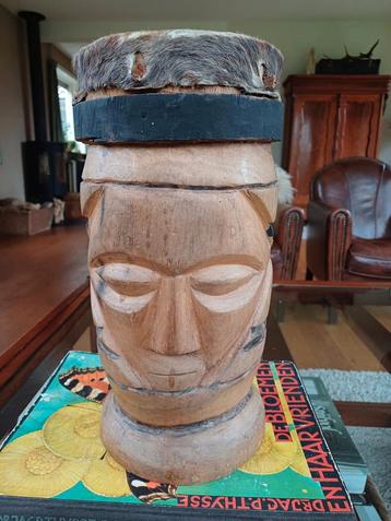 Afrikaanse Trommel met Gezicht hout huid leer tafeltje beschikbaar voor biedingen