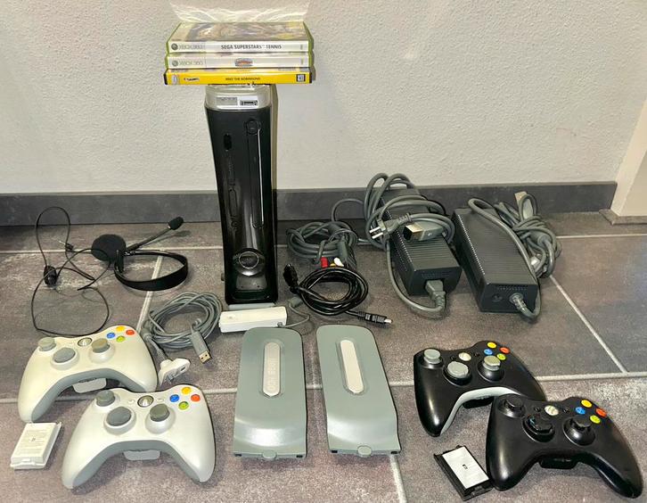 XBOX 360 compleet met WiFi + 4 controllers + headset, Spelcomputers en Games, Spelcomputers | Xbox 360, Zo goed als nieuw, 120 GB