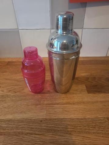 2 Cocktail shakers- RVS & Roze Kunststof Cosmopolitan beschikbaar voor biedingen