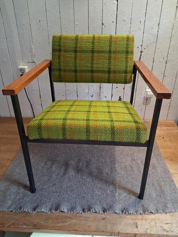 Vintage fauteuil opnieuw gestoffeerd beschikbaar voor biedingen