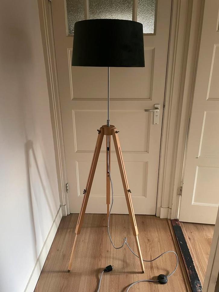Staande lamp op houten driepoot, Huis en Inrichting, Lampen | Vloerlampen, Zo goed als nieuw, 150 tot 200 cm, Hout, Stof, Ophalen