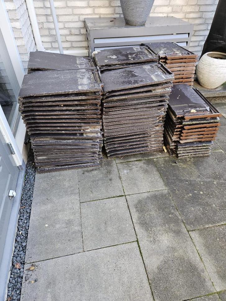 Dakpannen (gratis ophalen), Doe-het-zelf en Verbouw, Dakpannen en Dakbedekking, Gebruikt, Dakpannen, Steen of Klei, Zwart, 10 tot 15 m²