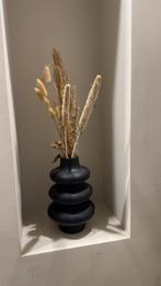 2 prachtige zwarte vazen met bloemen te koop, Huis en Inrichting, Woonaccessoires | Zuilen en Pilaren, Ophalen of Verzenden, Zo goed als nieuw