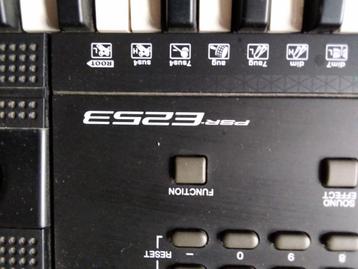 Yamaha PSR-E253 Keyboard + Standaard - Zo Goed Als Nieuw beschikbaar voor biedingen