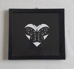 Ingelijste knipselkunst van N. Jorritsma: vlinder in hart, Antiek en Kunst, Verzenden