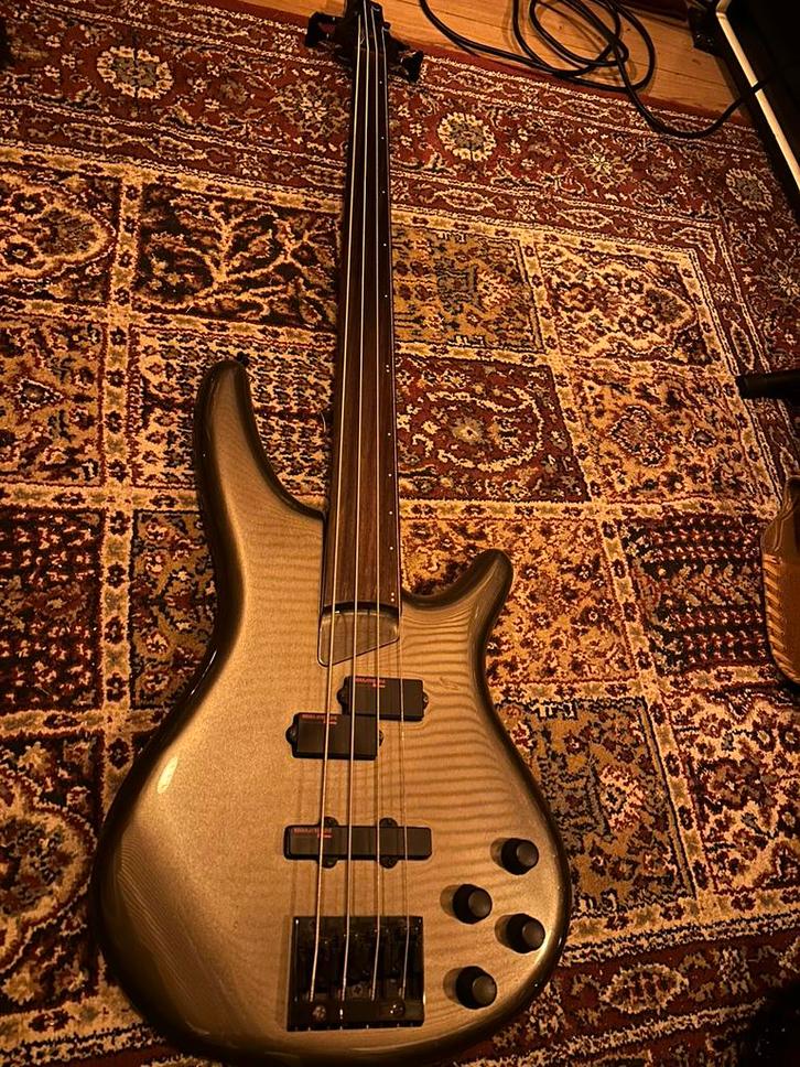 Fretloze Ibanez Soundgear 90ies, Muziek en Instrumenten, Snaarinstrumenten | Gitaren | Bas, Zo goed als nieuw, Fretloos, Ophalen of Verzenden