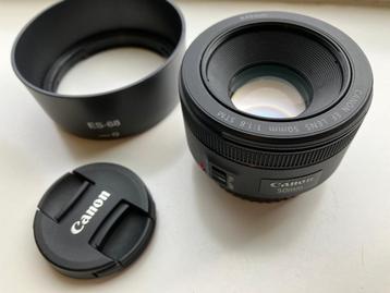 Canon EF 50mm f/1.8 STM met zonnekap beschikbaar voor biedingen