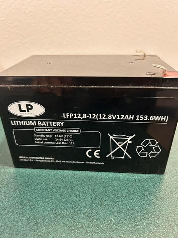 Lithium LifePO4 accu 12,8V 12 Ah met bijbehorende lader beschikbaar voor biedingen