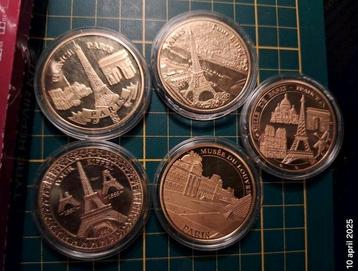 souvenirs et patrimoine, Paris France. Capsules inbegrepen  beschikbaar voor biedingen