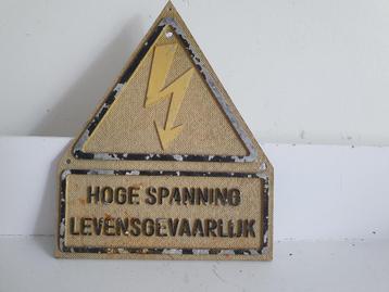 Bord van een elektriciteitshuisje beschikbaar voor biedingen