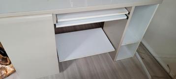 Bureau met opbergruimte beschikbaar voor biedingen