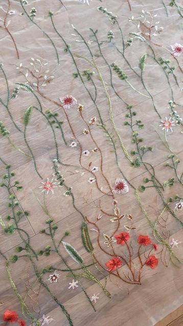 tule grote lap met borduursels bloemen natuur beschikbaar voor biedingen