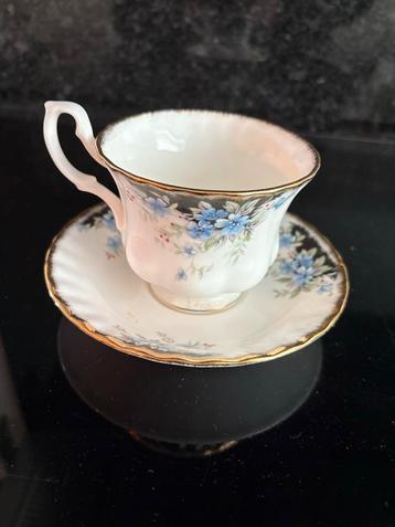 Royal Albert antieke kop en schotel met blauwe bloemen beschikbaar voor biedingen