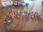 lego friends 19 poppetjes 4 auto's en ziekenwagen, Kinderen en Baby's, Speelgoed | Duplo en Lego, Ophalen of Verzenden, Zo goed als nieuw