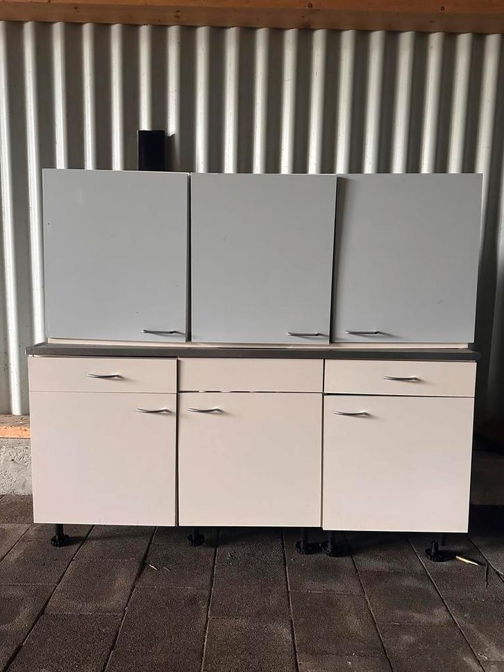 Witte keuken met bovenkastjes, Huis en Inrichting, Keuken | Keukenelementen, Gebruikt, 100 tot 150 cm, 25 tot 50 cm, Wit, Ophalen