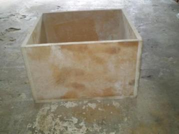 Een kist, gemaakt van mdf-plaat.  45 x 50 cm beschikbaar voor biedingen