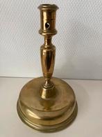 Kandelaar. 17e Eeuw. Brons. Hoogte 24 cm. Geheel gaaf., Antiek en Kunst, Antiek | Kandelaars, Verzenden, Koper of Brons