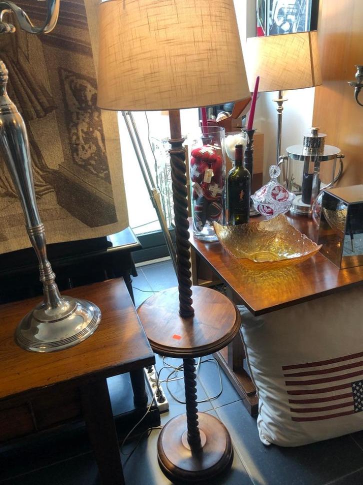 Nieuwe houten vloerlamp met afzetblad - schemerlamp flamant, Huis en Inrichting, Lampen | Vloerlampen, Nieuw, 150 tot 200 cm, Hout