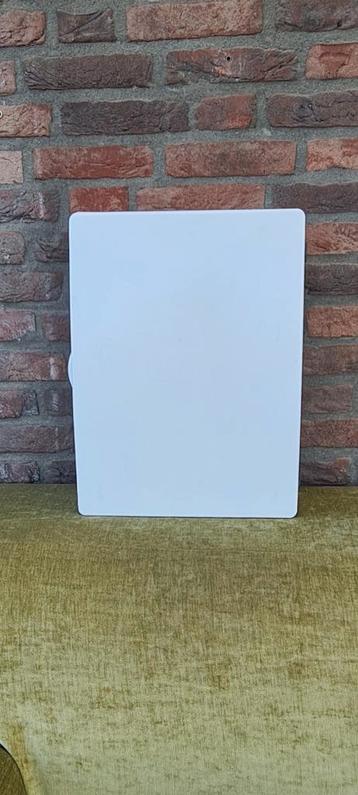 Bakeliet medicijnkastje '60 / '70 beschikbaar voor biedingen