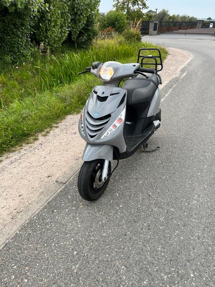 Piaggio Zip 25km/u - Nardo Gray SP Kappen, Fietsen en Brommers, Scooters | Piaggio, Gebruikt, Benzine, Ophalen