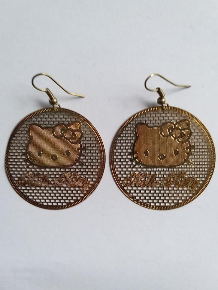 Goudkleurige ronde Hello Kitty hang oorbellen, Sieraden, Tassen en Uiterlijk, Oorbellen, Gebruikt, Hangers, Overige materialen