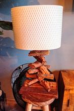 Tafellamp van drijfhout met witte kap., Ophalen of Verzenden, Zo goed als nieuw, 50 tot 75 cm