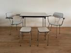 Vintage Formica tafel met twee stoelen en twee krukken., Huis en Inrichting, Tafels | Eettafels, Ophalen, Gebruikt, 50 tot 100 cm